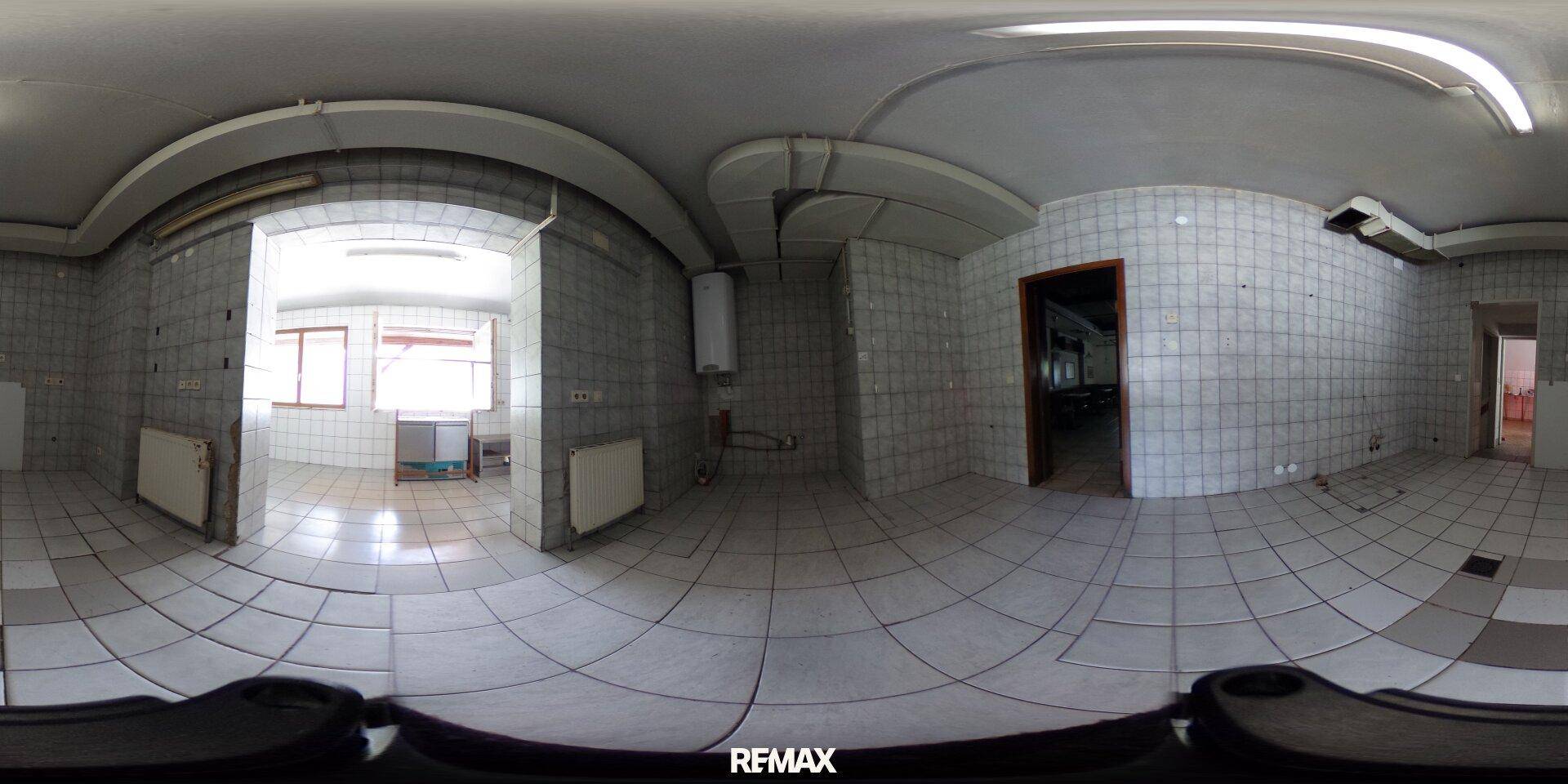 360-Grad-Panoramaansicht eines gefliesten Raumes, wahrscheinlich eine Küche, mit sichtbaren Installationen.