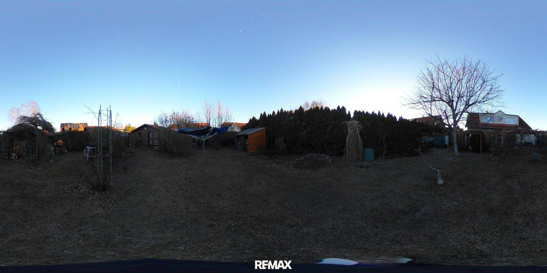 Weitläufiger Garten mit mehreren Schuppen, Bäumen und viel Grünfläche.