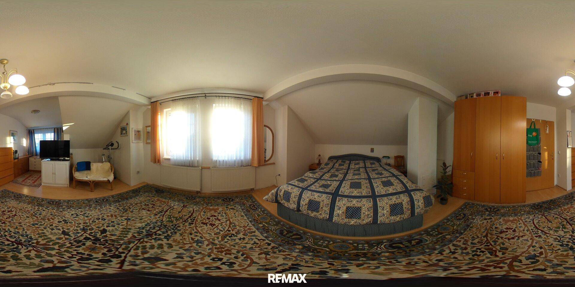 Gemütliches Schlafzimmer im Dachgeschoss mit Doppelbett und Kleiderschrank.
