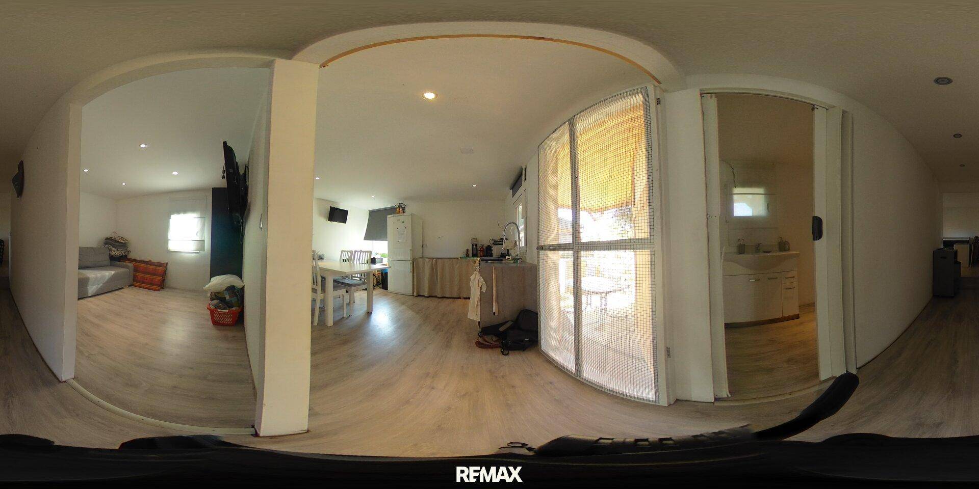 Geräumiger Wohn- und Essbereich mit hellem Laminatboden und Zugang zur Terrasse in einer 360-Grad-Ansicht.