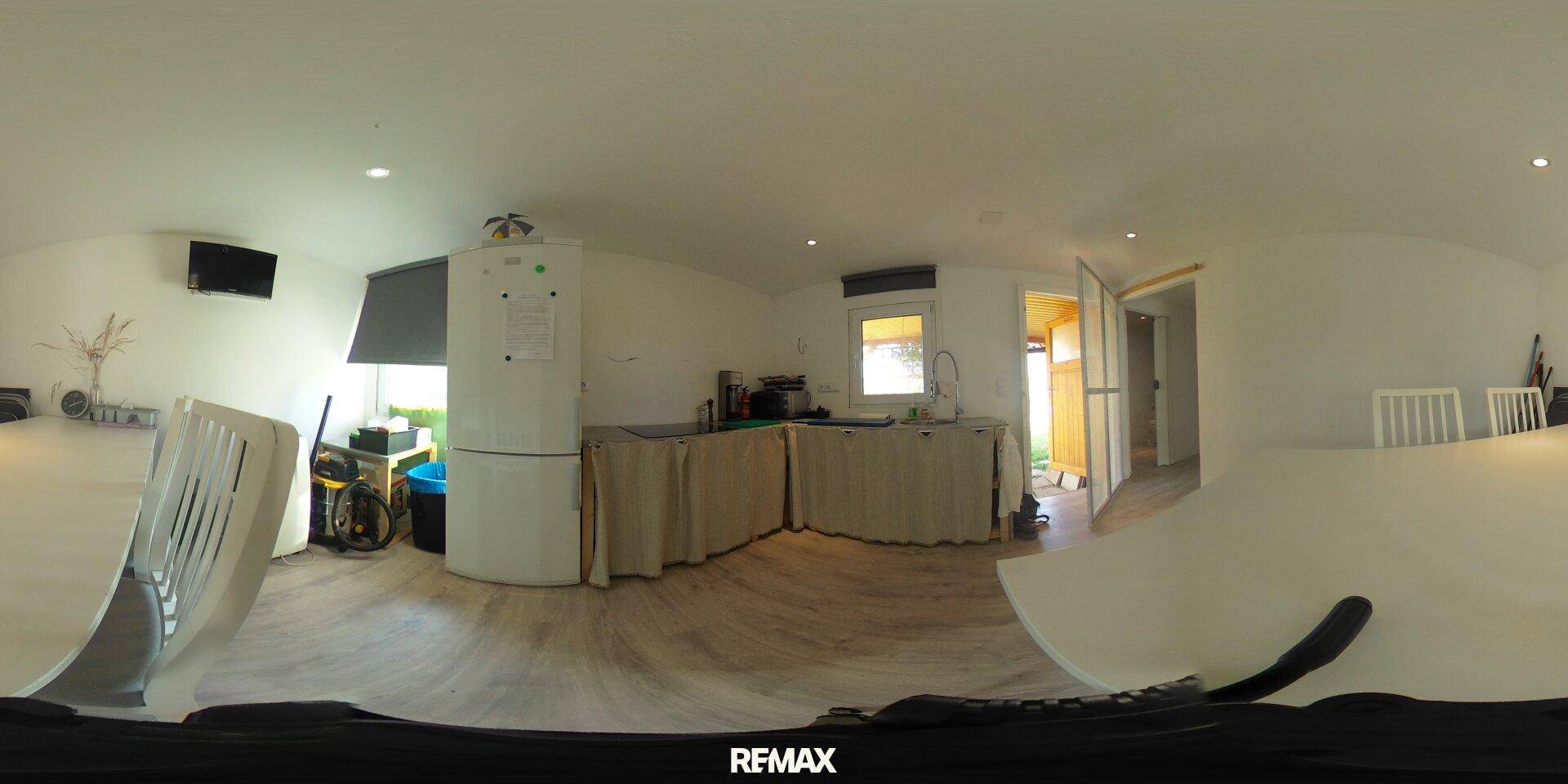 Heller offener Wohnbereich mit Küche, Esstisch und modernen Möbeln in einem 360-Grad-Panorama.