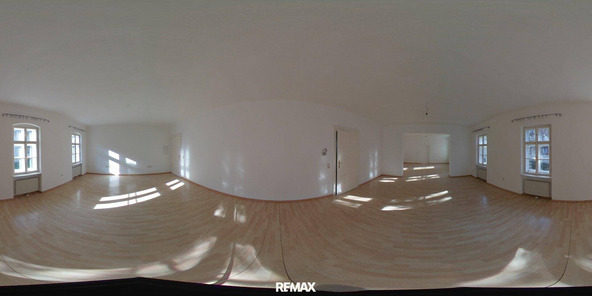 360-Grad-Innenansicht eines großen, leeren Raumes mit hellem Laminatboden und vielen Fenstern.