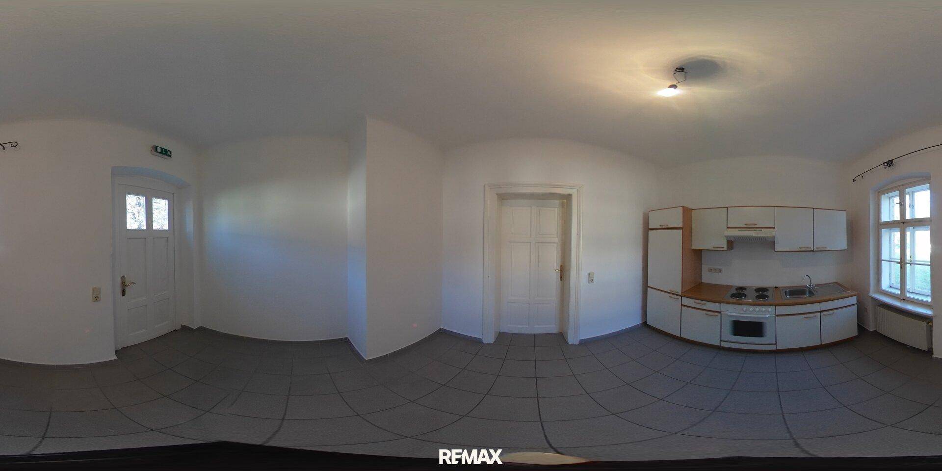 360-Grad-Innenansicht einer Küche mit weißen Schränken, Fliesenboden und einem Fenster.