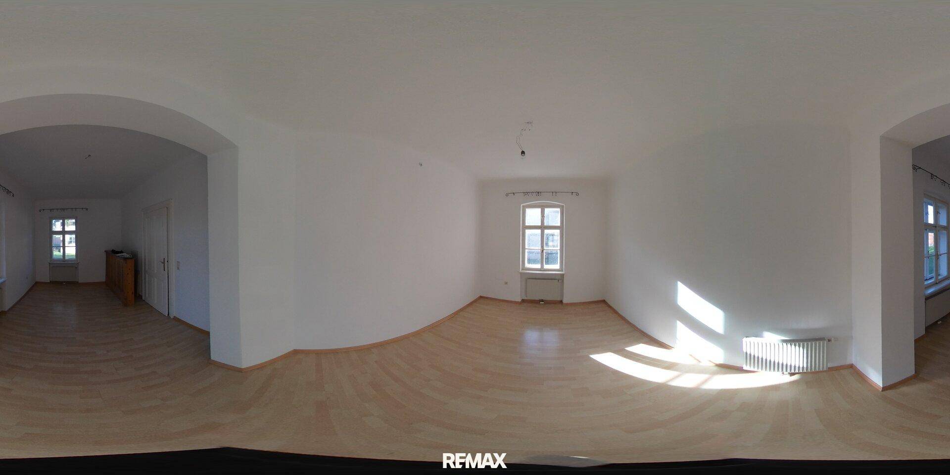 360-Grad-Innenansicht eines leeren Raumes mit hellem Laminatboden, weißen Wänden und einem Fenster.