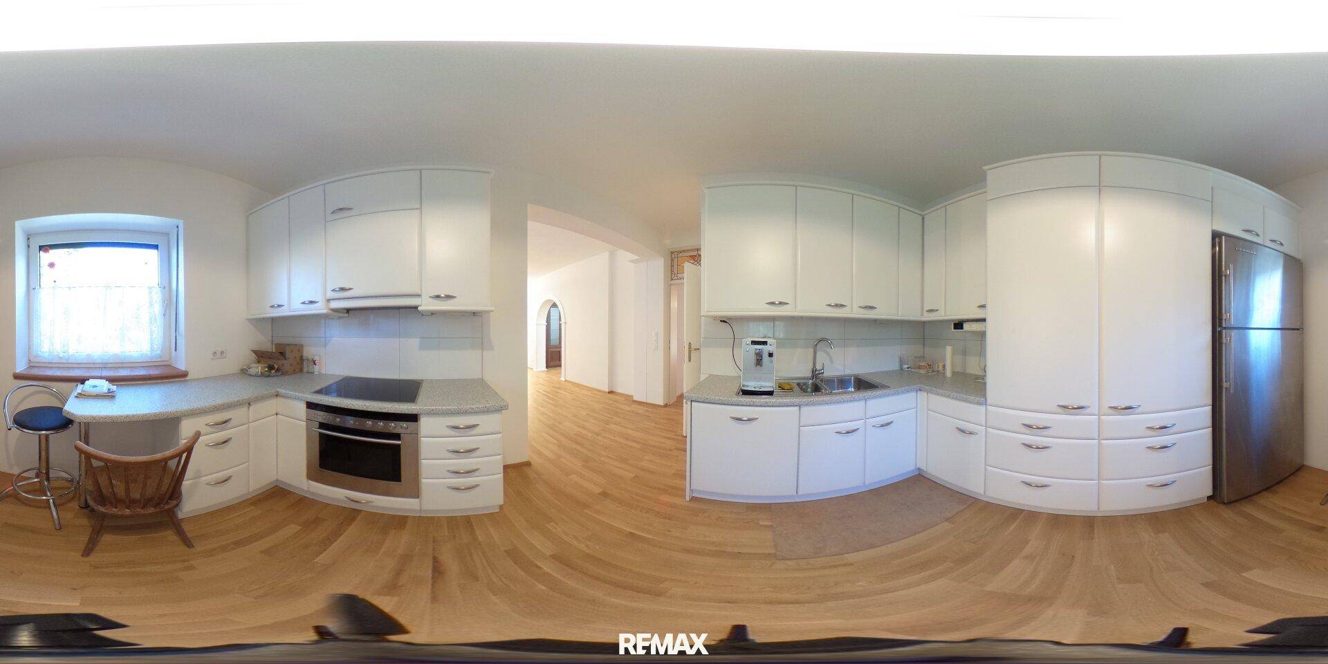 Funktionale Einbauküche in Weiß mit Kochfeld, Backofen und Kühlschrank.