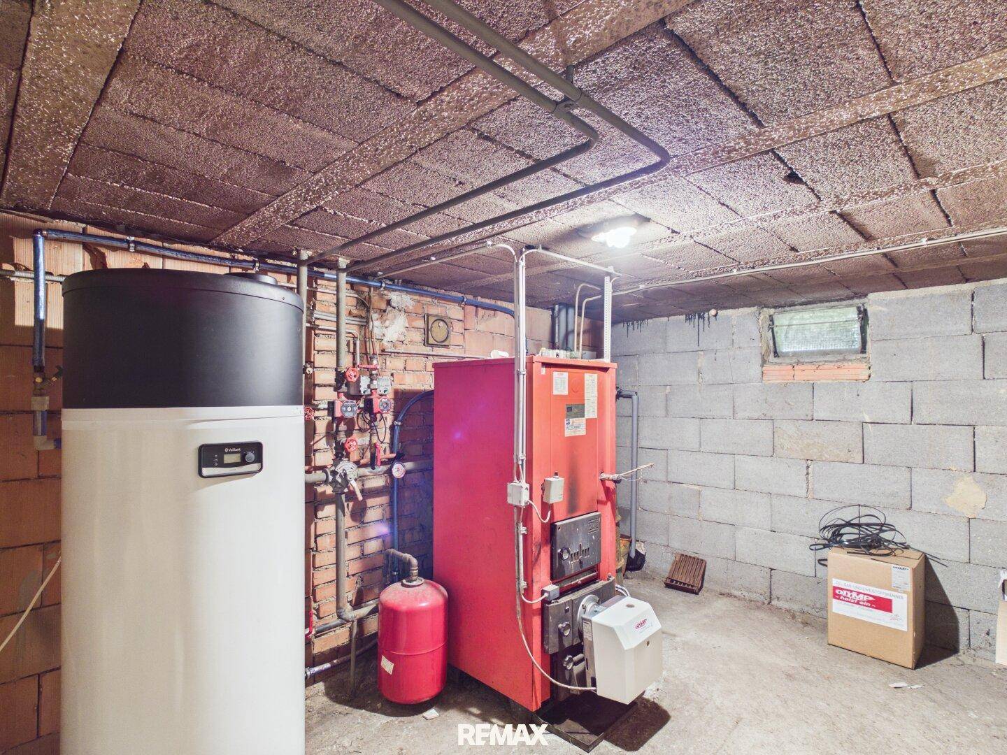 Heizungsraum im Keller mit Boiler und Warmwasserspeicher.