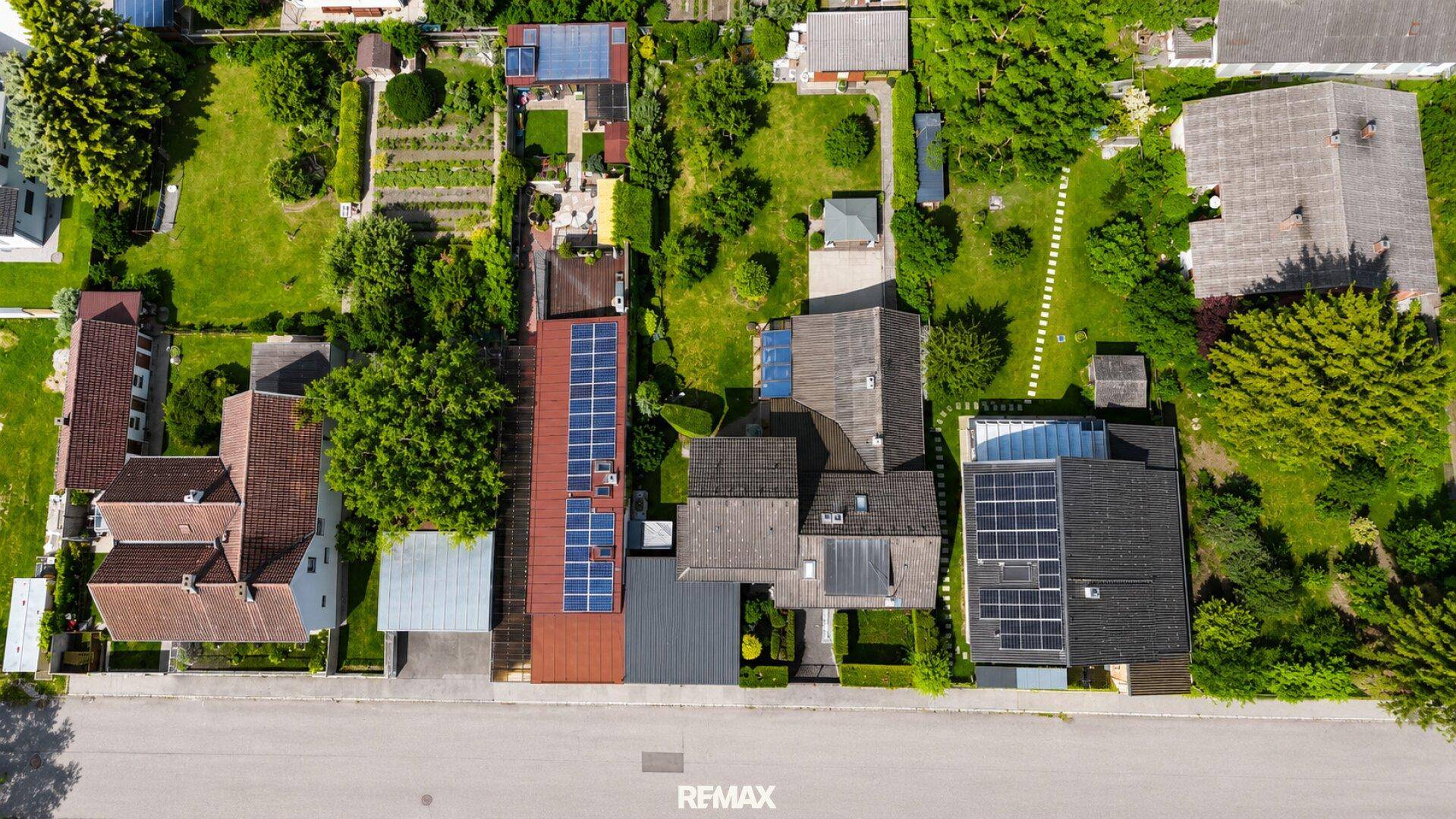 Übersicht aus der Vogelperspektive über die Wohnsiedlung mit vielen Gärten und Solaranlagen.