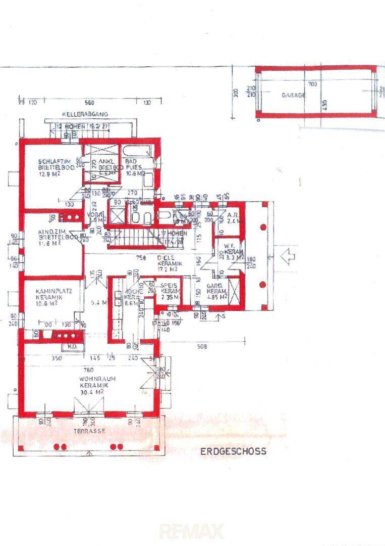 Grundriss des Erdgeschosses mit Wohnzimmer, Küche, Schlafzimmern und Terrasse.