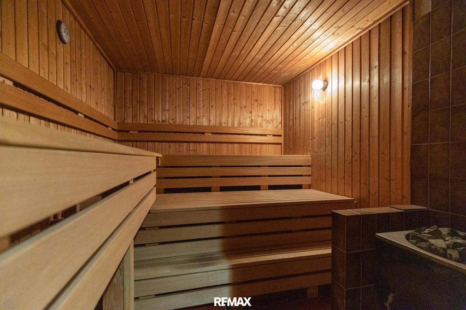 Traditionelle Holzsauna mit mehreren Bänken, bereit zur Entspannung.