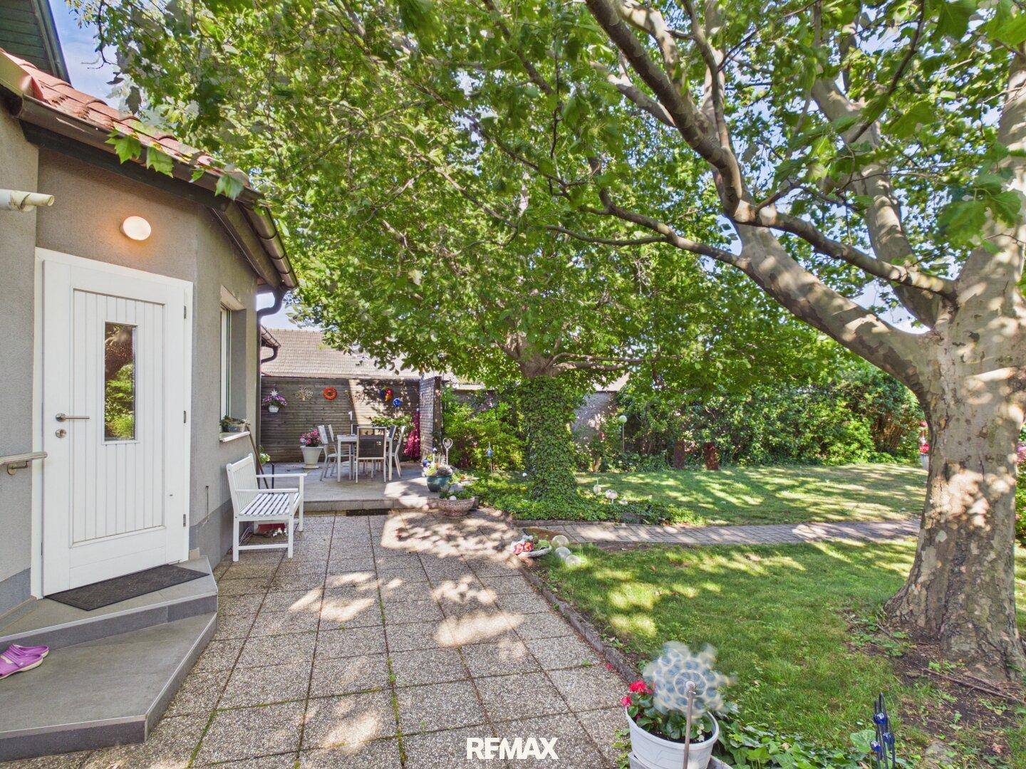 Eingangsbereich des Hauses mit Zugang zur Terrasse und dem weitläufigen Garten.