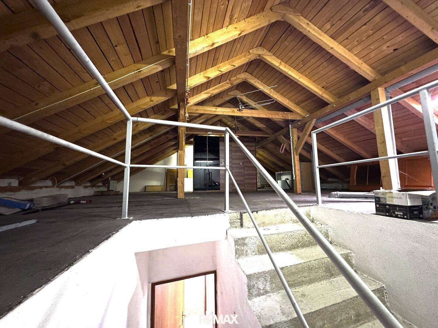 Geräumiger Dachboden mit sichtbaren Holzbalken, bietet Ausbaupotenzial.