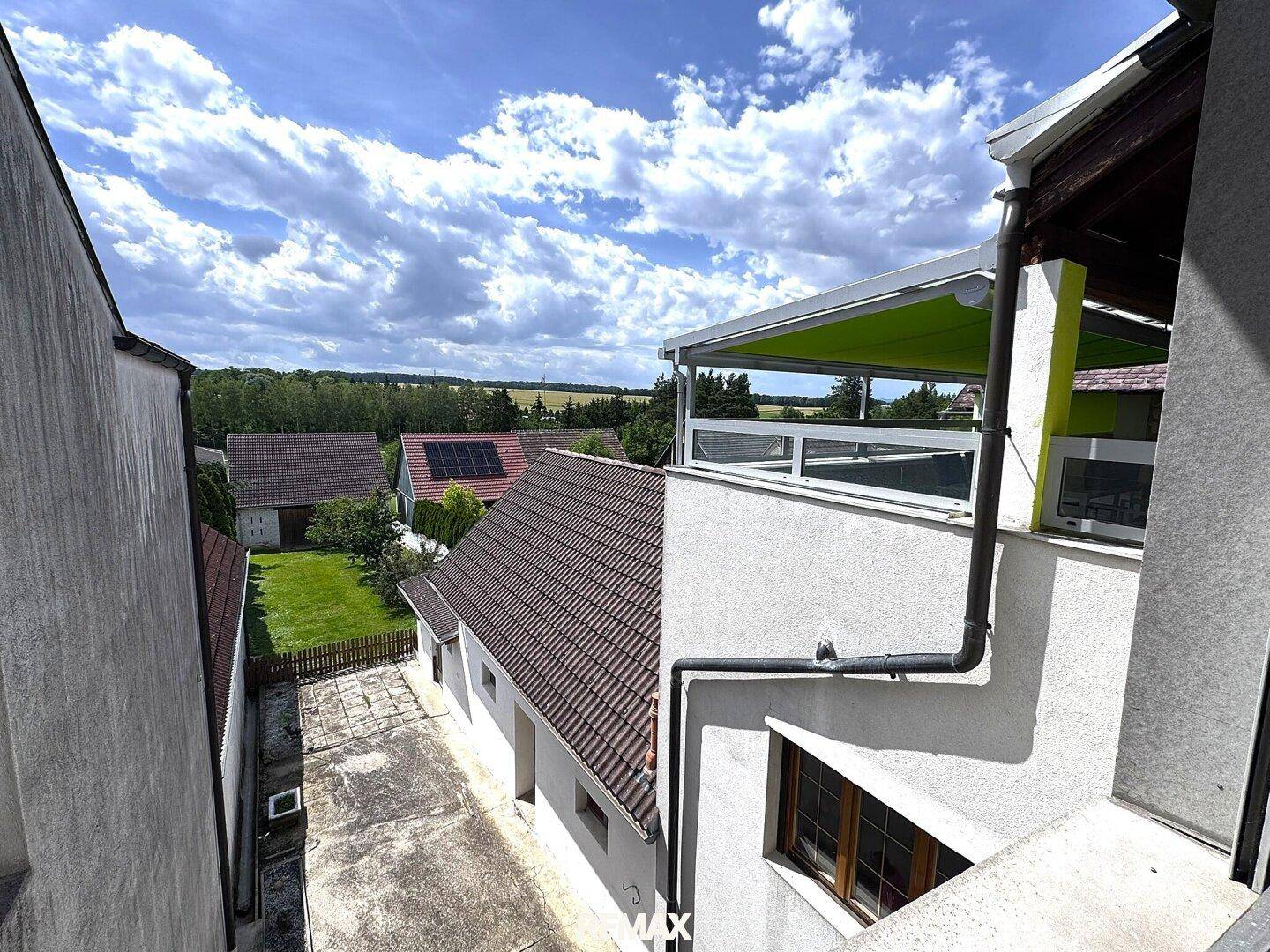 Weitblick über die Nachbarschaft und die grüne Landschaft von einem oberen Stockwerk.