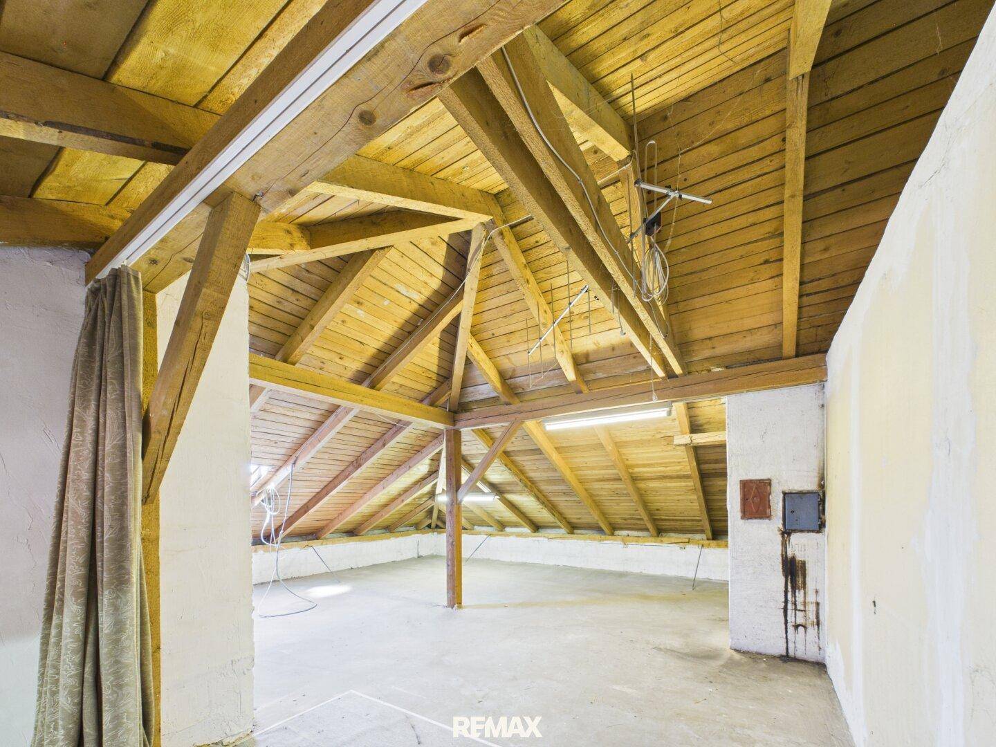 Geräumiger Dachboden mit sichtbaren Holzbalken und viel Potenzial zum Ausbau.
