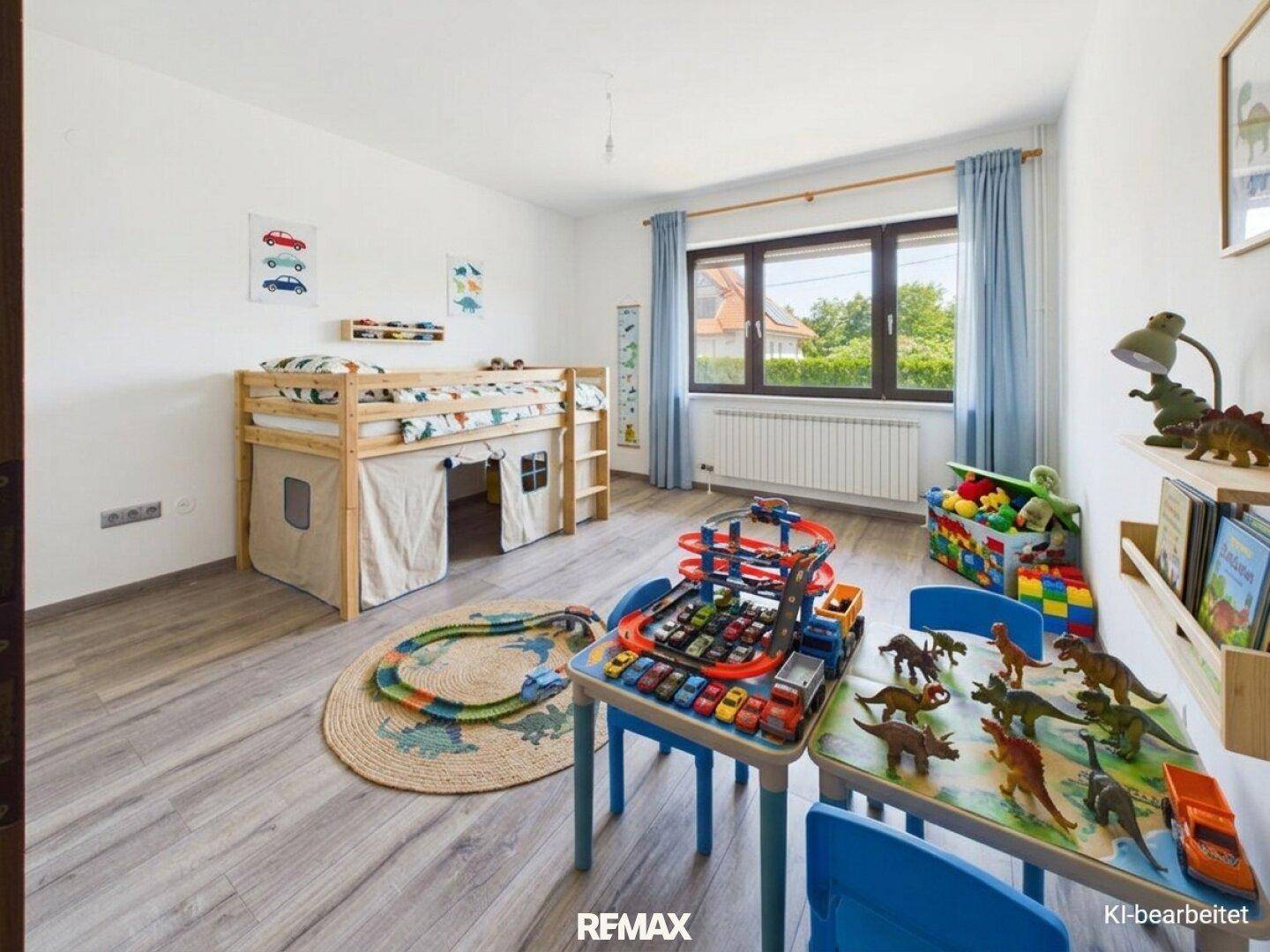 Kinderzimmer mit Hochbett, Spielzeug und Laminatboden, hell und freundlich gestaltet.