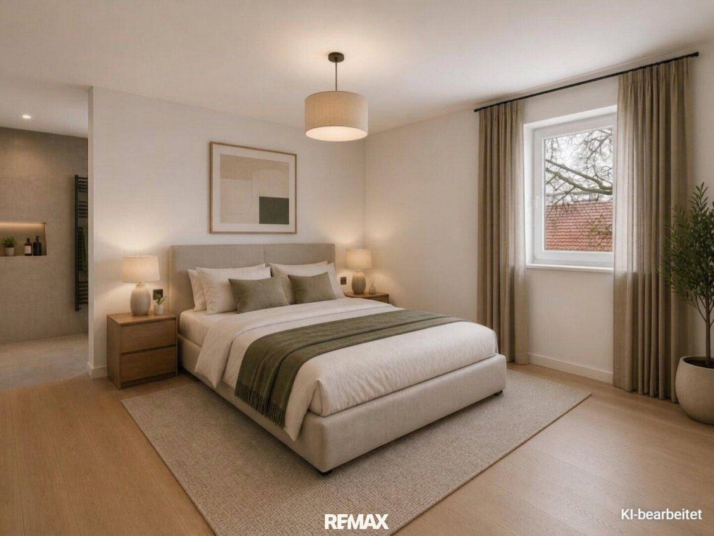 Gemütliches Schlafzimmer mit Doppelbett, Nachttischen und großem Fenster mit Vorhängen.