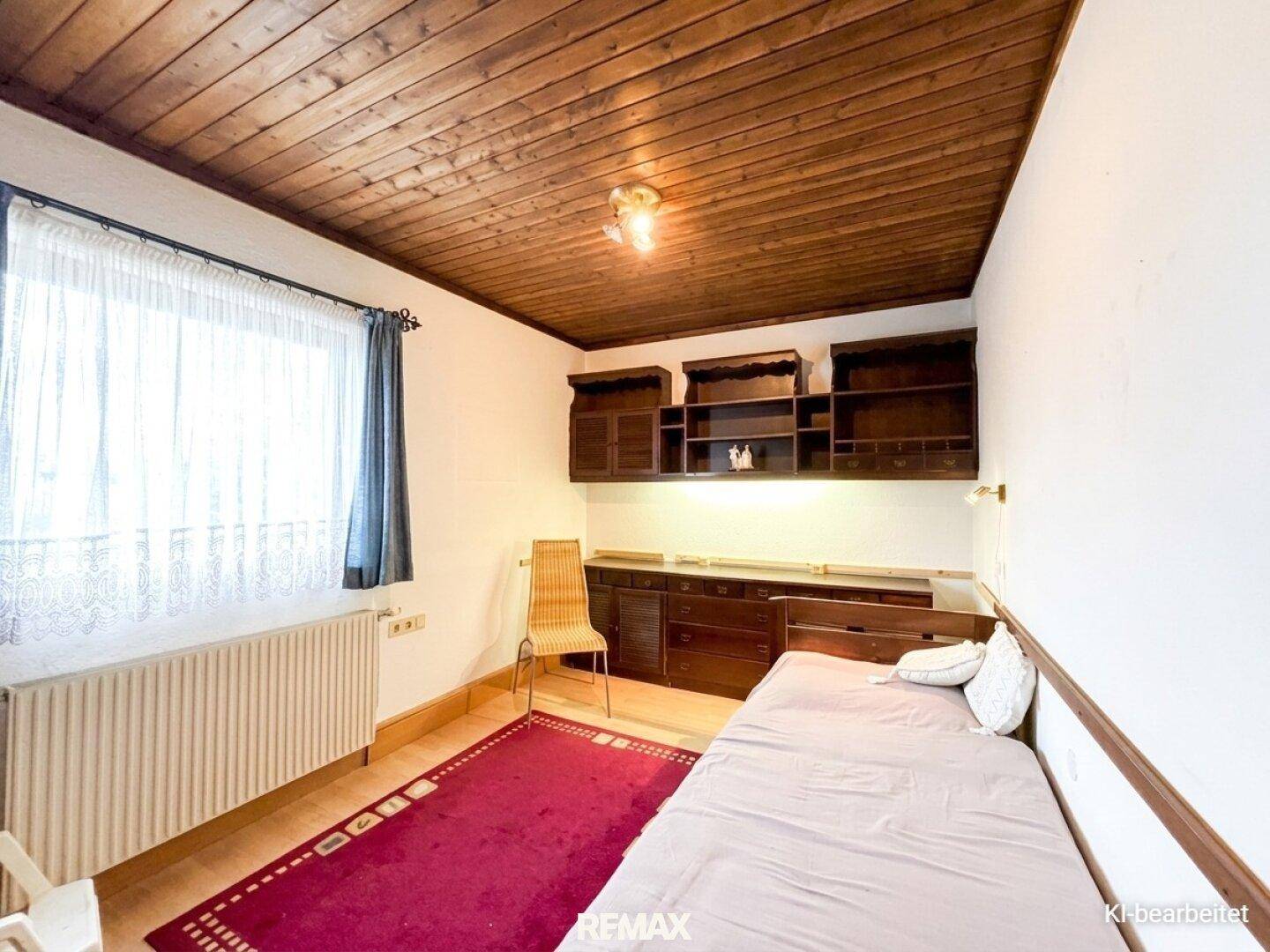 Zimmer mit Holzdecke, Fliesenboden und einem Einzelbett, ideal als Gästezimmer nutzbar.