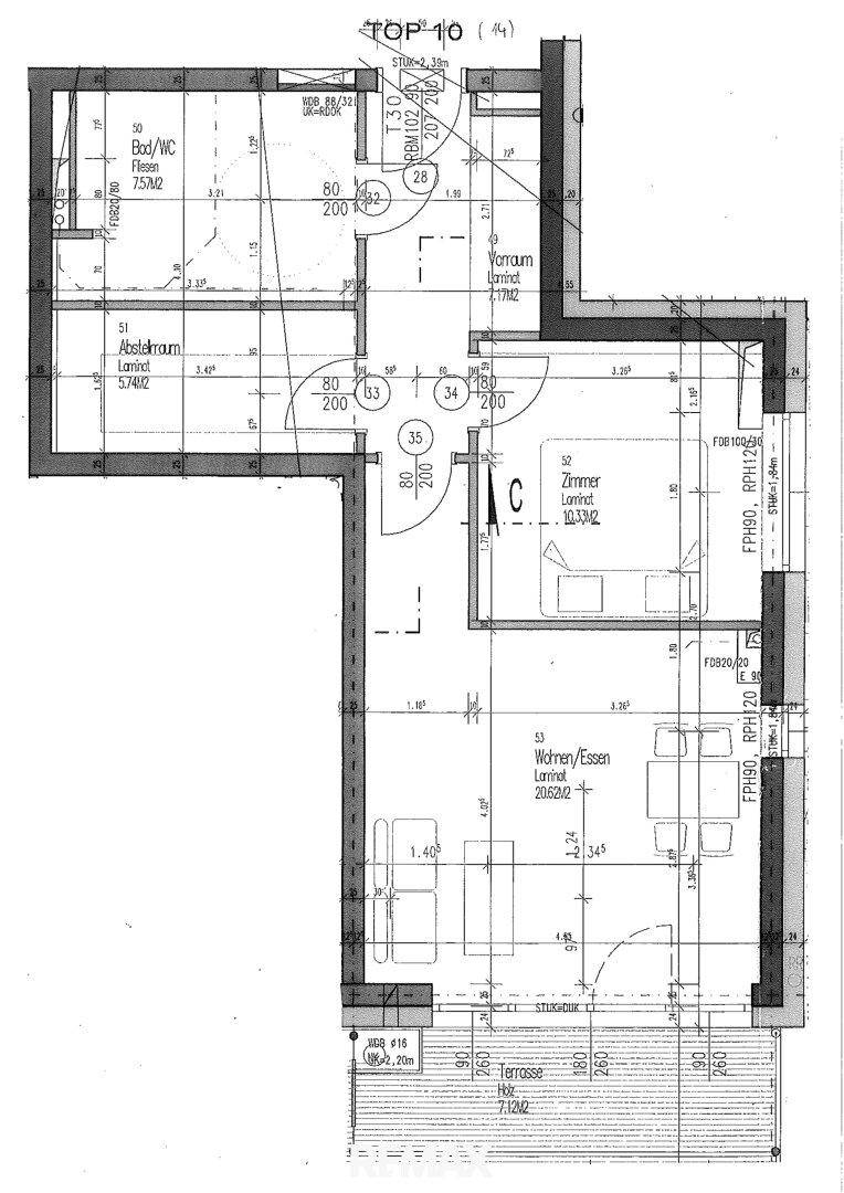 Detaillierter Grundriss der Wohnung mit Raumaufteilung, Terrasse und Balkonzugang.