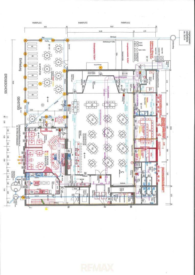 Detaillierter Grundriss des Erdgeschosses mit Restaurantbereichen, Küche und Parkplätzen.