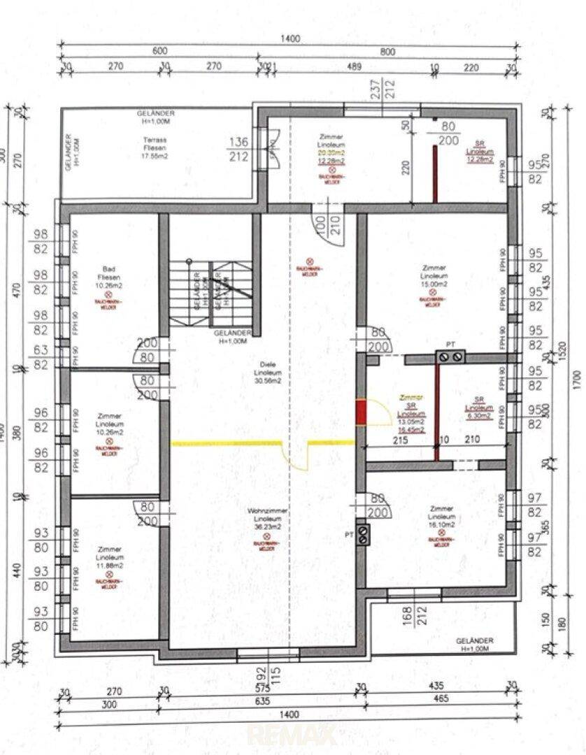 Grundriss des Obergeschosses mit Wohnzimmer, Schlafzimmern, Bad und Balkon.
