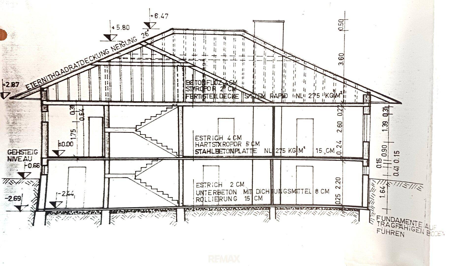 Architektonischer Schnittplan des Gebäudes mit Dachkonstruktion und Geschossebenen.