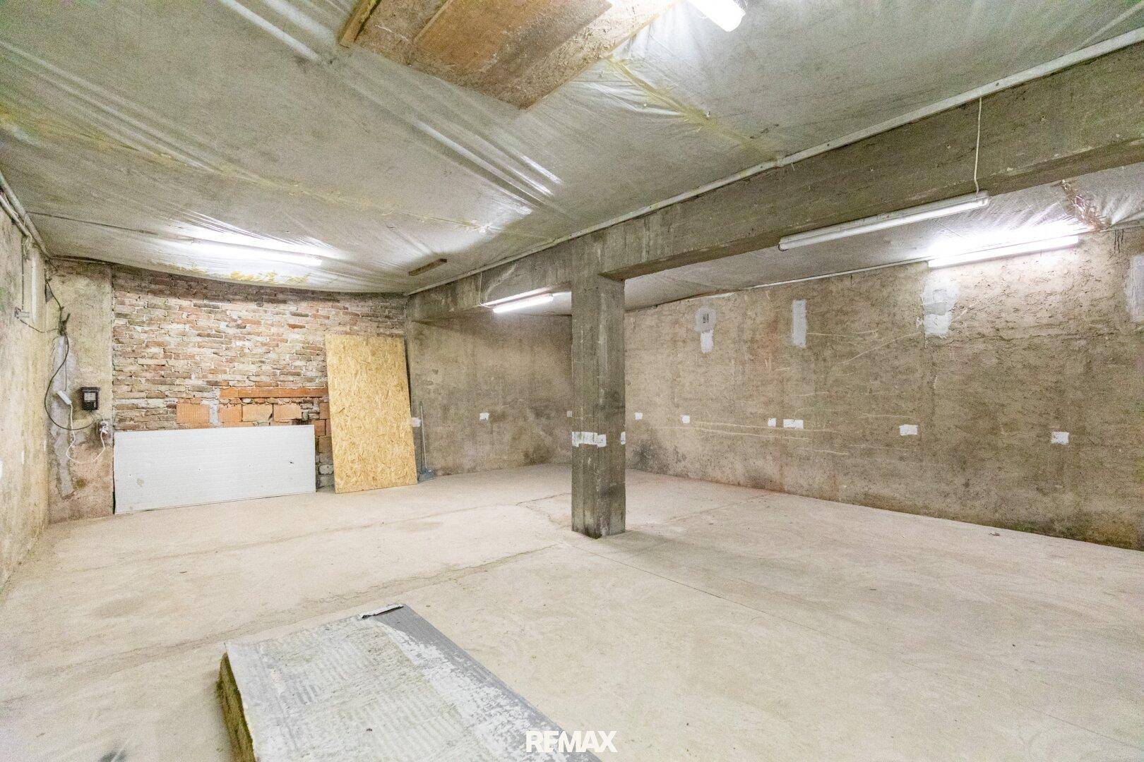 Unausgebauter Kellerraum mit Betonboden und unverputzten Wänden, bietet viel Stauraum.