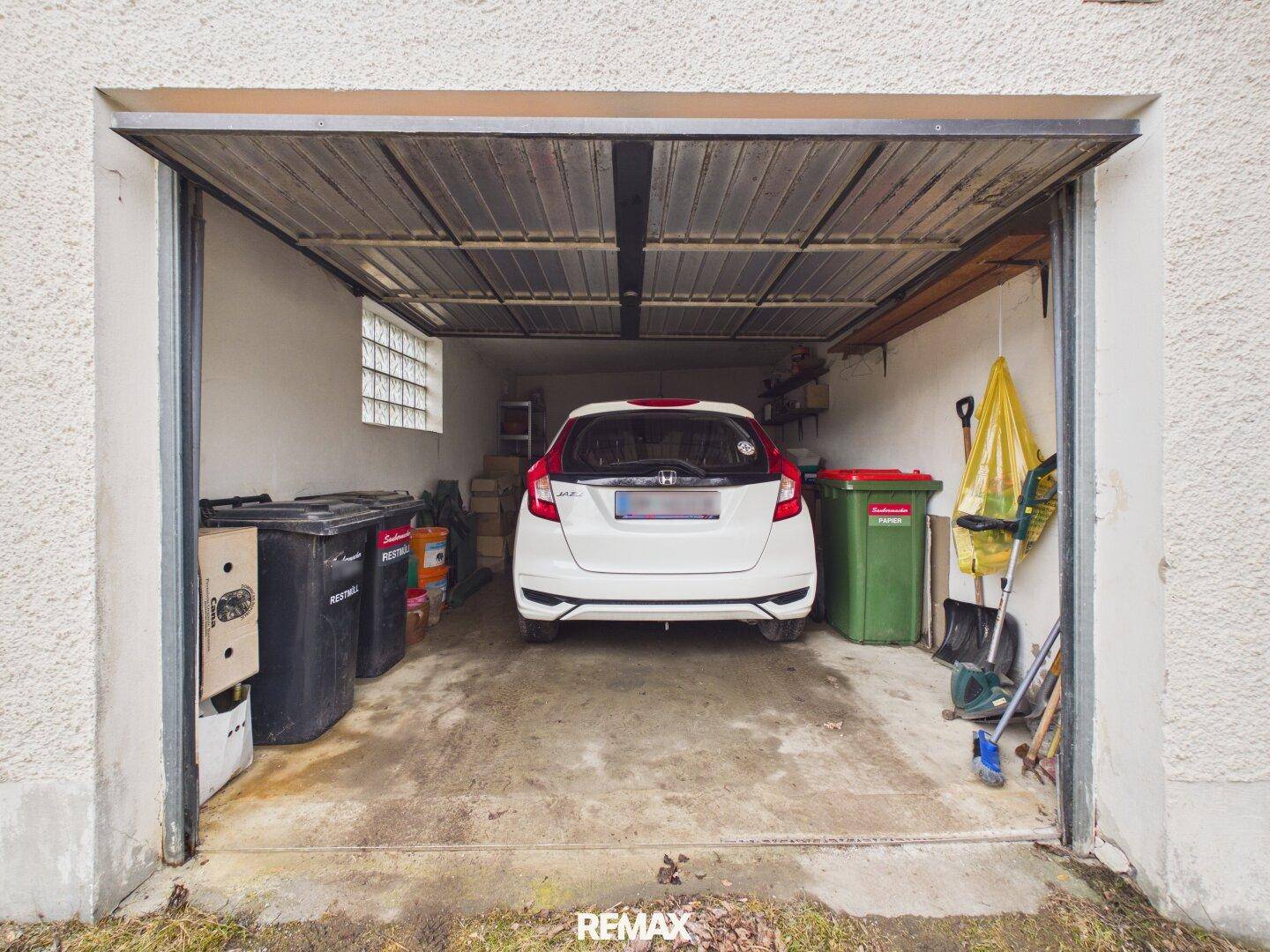 Geräumige Garage mit Platz für ein Fahrzeug und zusätzlichem Stauraum.