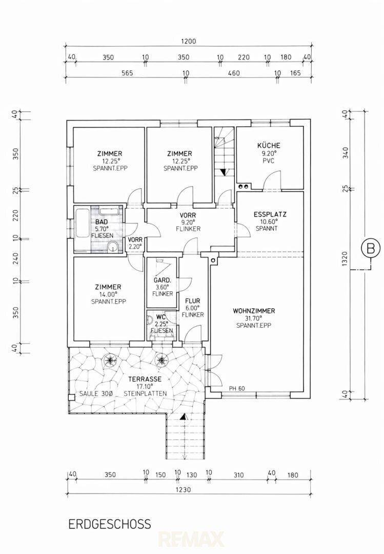 Grundriss des Erdgeschosses mit Wohnzimmer, Küche, Essplatz, drei Zimmern, Bad, WC und großer Terrasse.