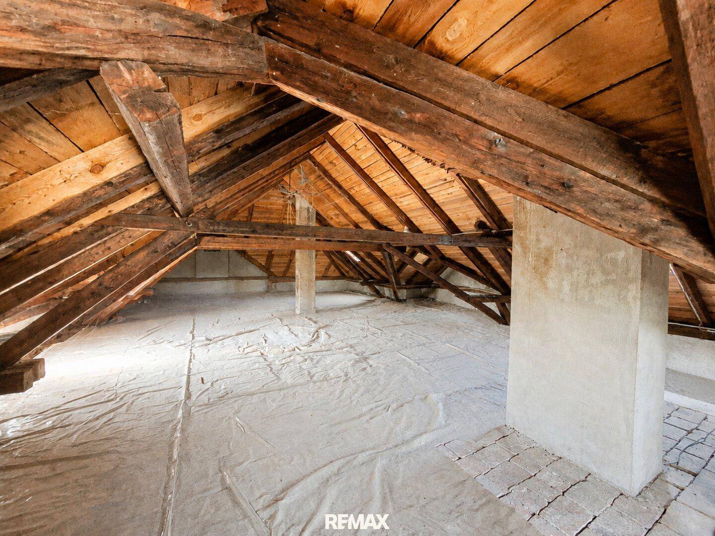 Geräumiger Dachboden mit sichtbaren Holzbalken und viel Potenzial für Ausbau.
