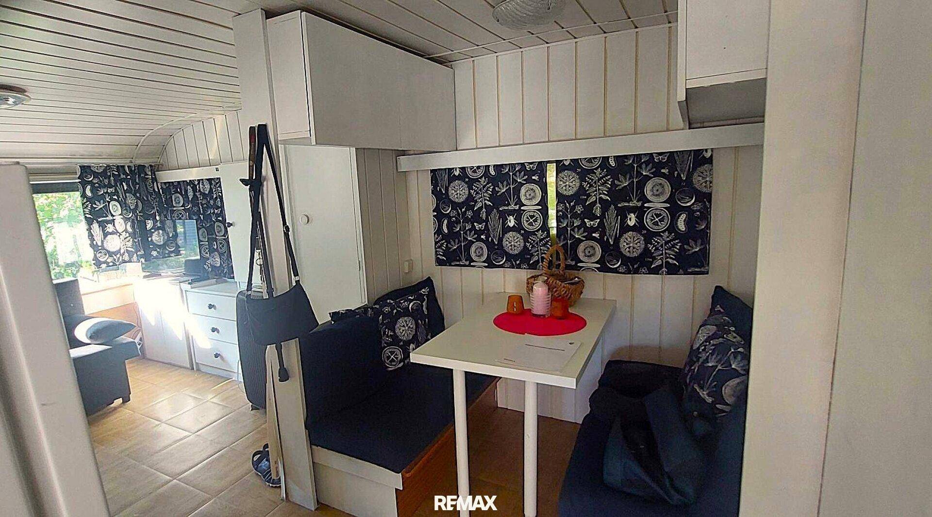 Essbereich mit Sitzbänken und Tisch, integriert in den Wohnraum mit Blick nach draußen.