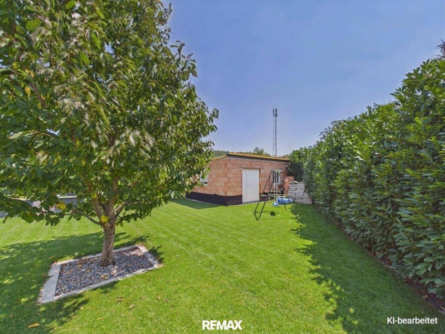 Gartenhaus aus Ziegeln mit Schaukel im grünen Garten, umgeben von hohen Hecken.