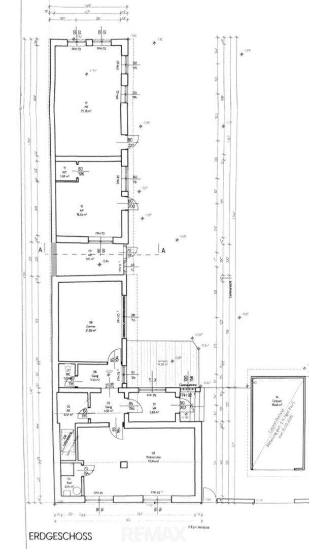 Grundriss des Erdgeschosses mit verschiedenen Räumen und Abmessungen.