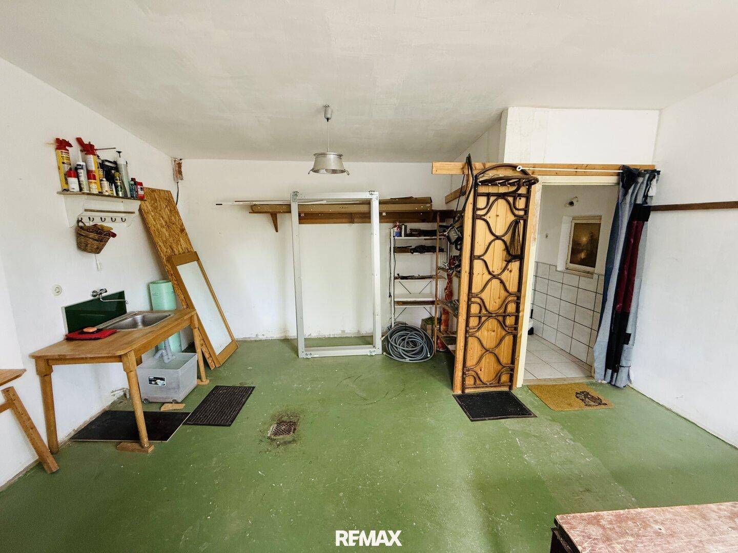 Weitere Ansicht des geräumigen Hauswirtschaftsraums oder der Werkstatt mit viel Platz.