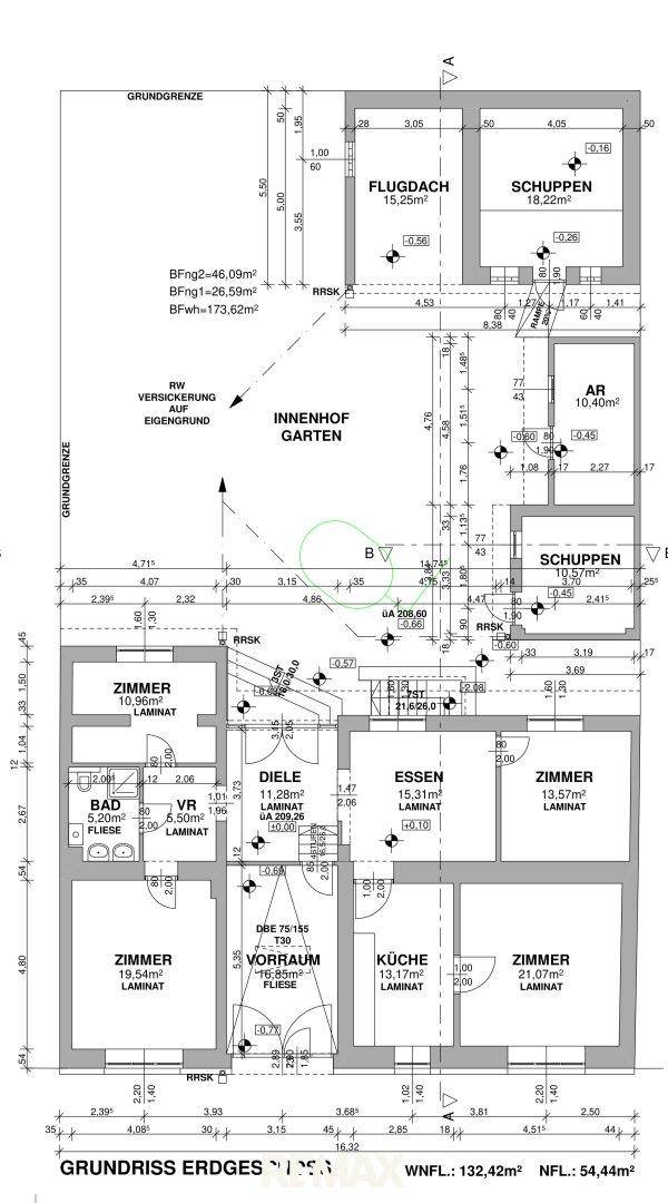 Grundriss des Erdgeschosses mit verschiedenen Zimmern, Küche und Innenhof.