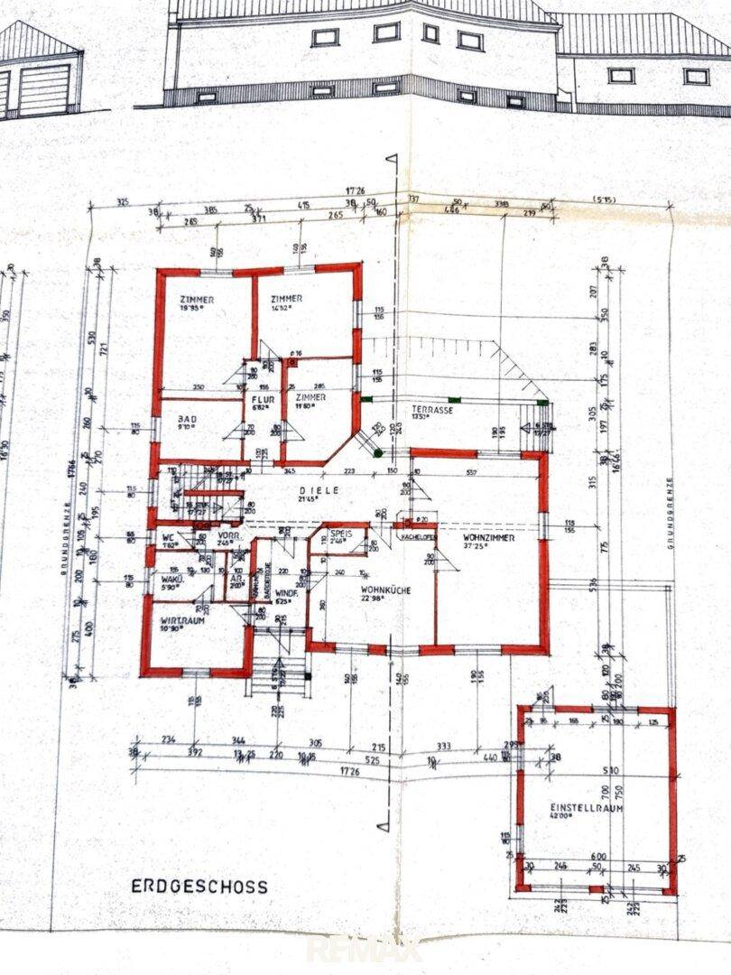 Grundriss des Erdgeschosses mit Wohnküche, Wohnzimmer, Terrasse und Garage.
