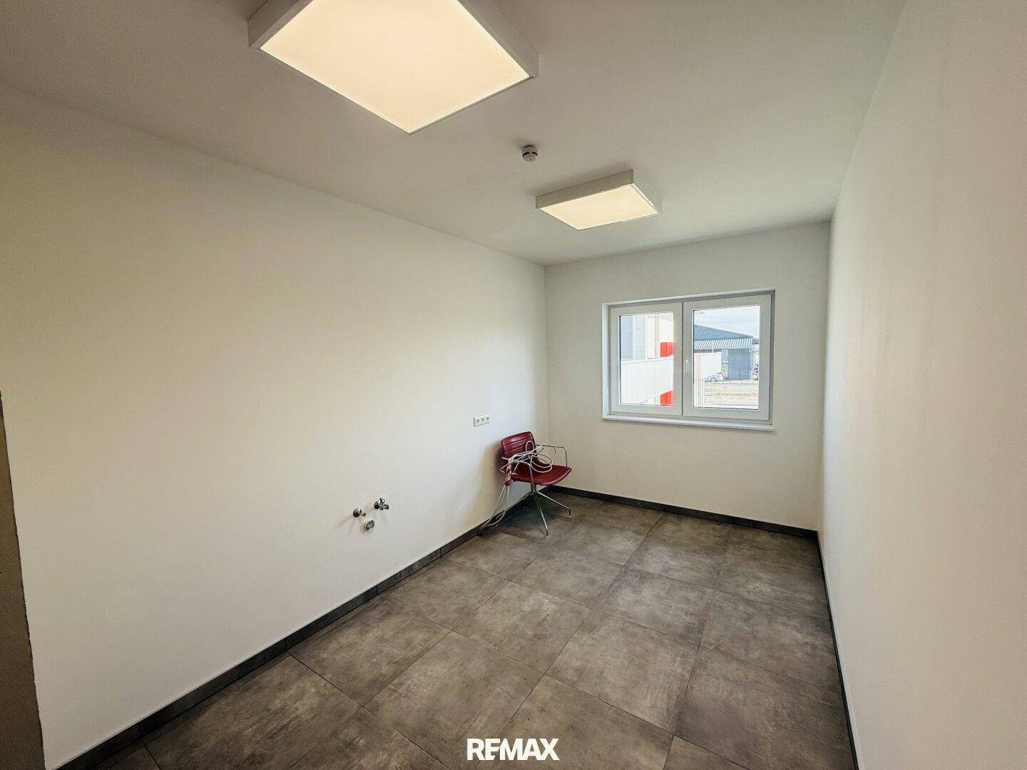 Kleiner, heller Raum mit einem Fenster und Anschlüssen an der Wand, vielseitig nutzbar.