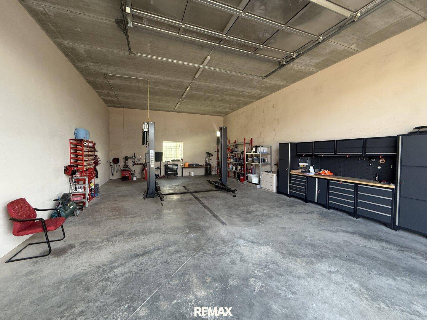 Geräumige Werkstatt oder Garage mit Betonboden, Hebebühnen und umfangreicher Werkzeugausstattung.