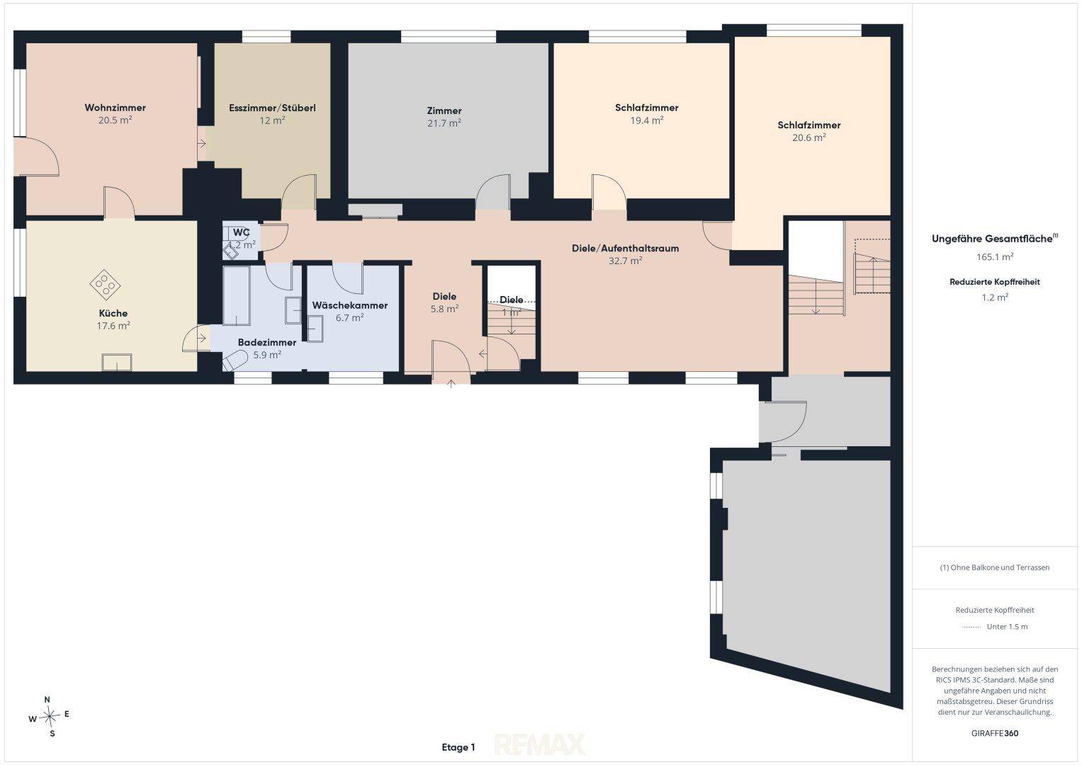Grundriss der ersten Etage mit Wohnzimmer, Küche, Schlafzimmern und Bädern.