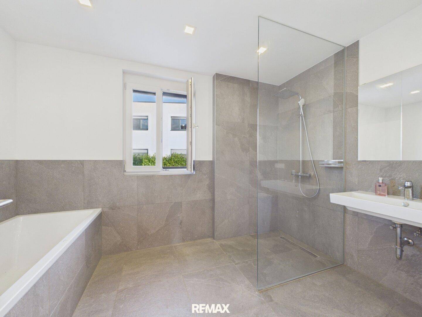 Bad mit Dusche und Wanne