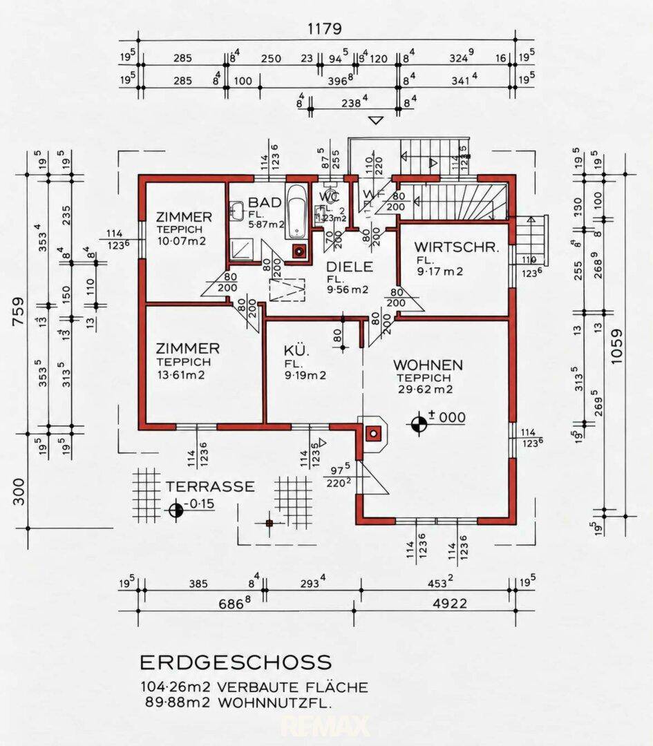 Detaillierter Grundriss des Erdgeschosses mit Wohn-, Ess- und Küchenbereichen sowie Terrasse.