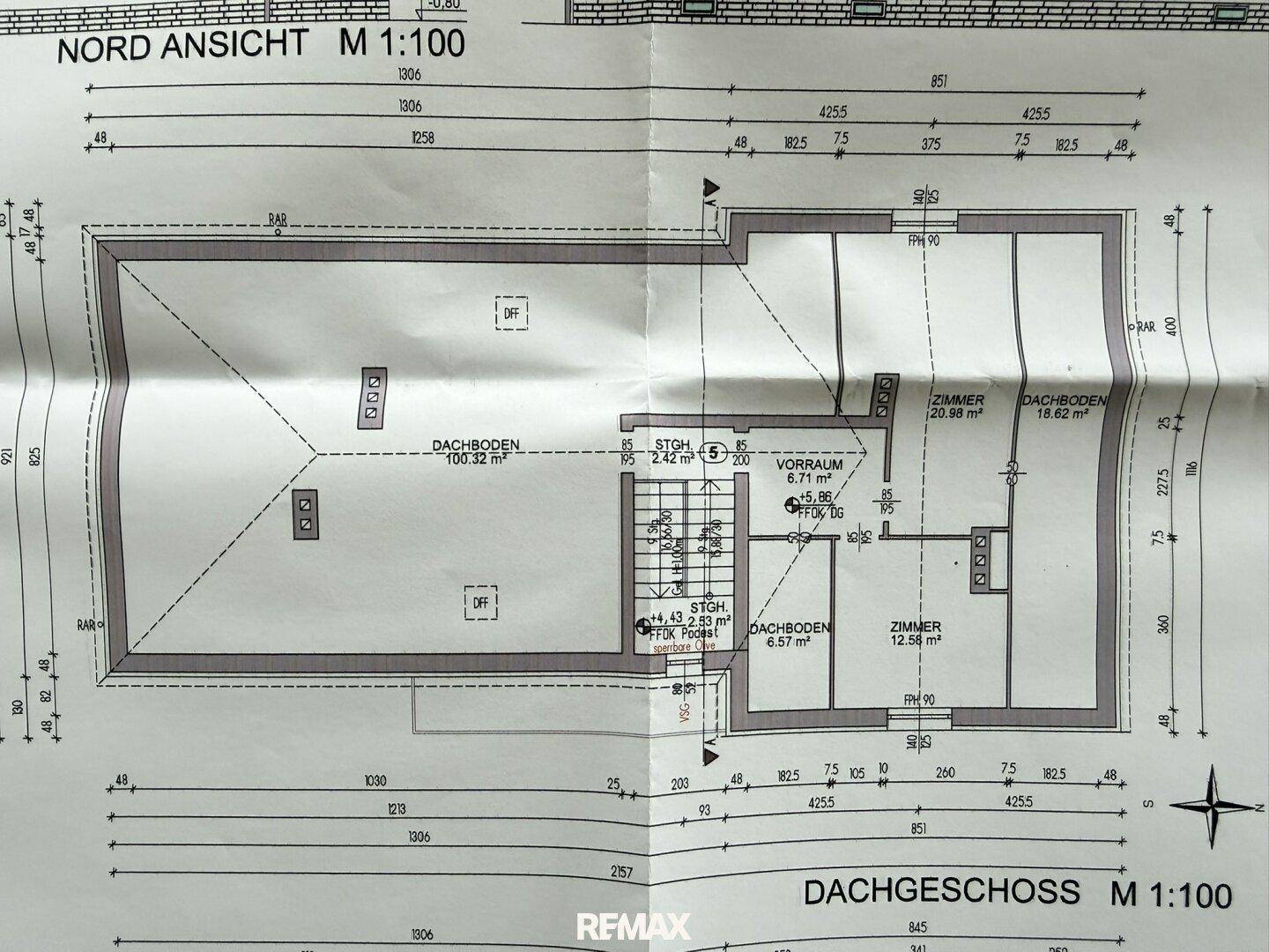 Grundriss des Dachgeschosses mit mehreren Zimmern, einem Bad und großem Dachbodenbereich.