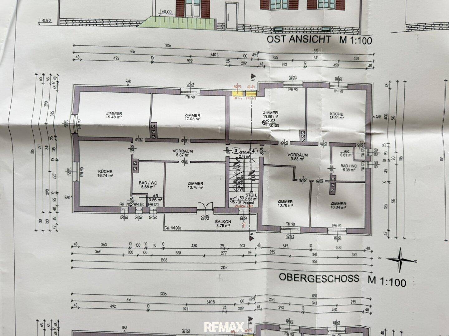 Grundriss des Obergeschosses mit Zimmern, Küchen, Bädern und einem Balkon.