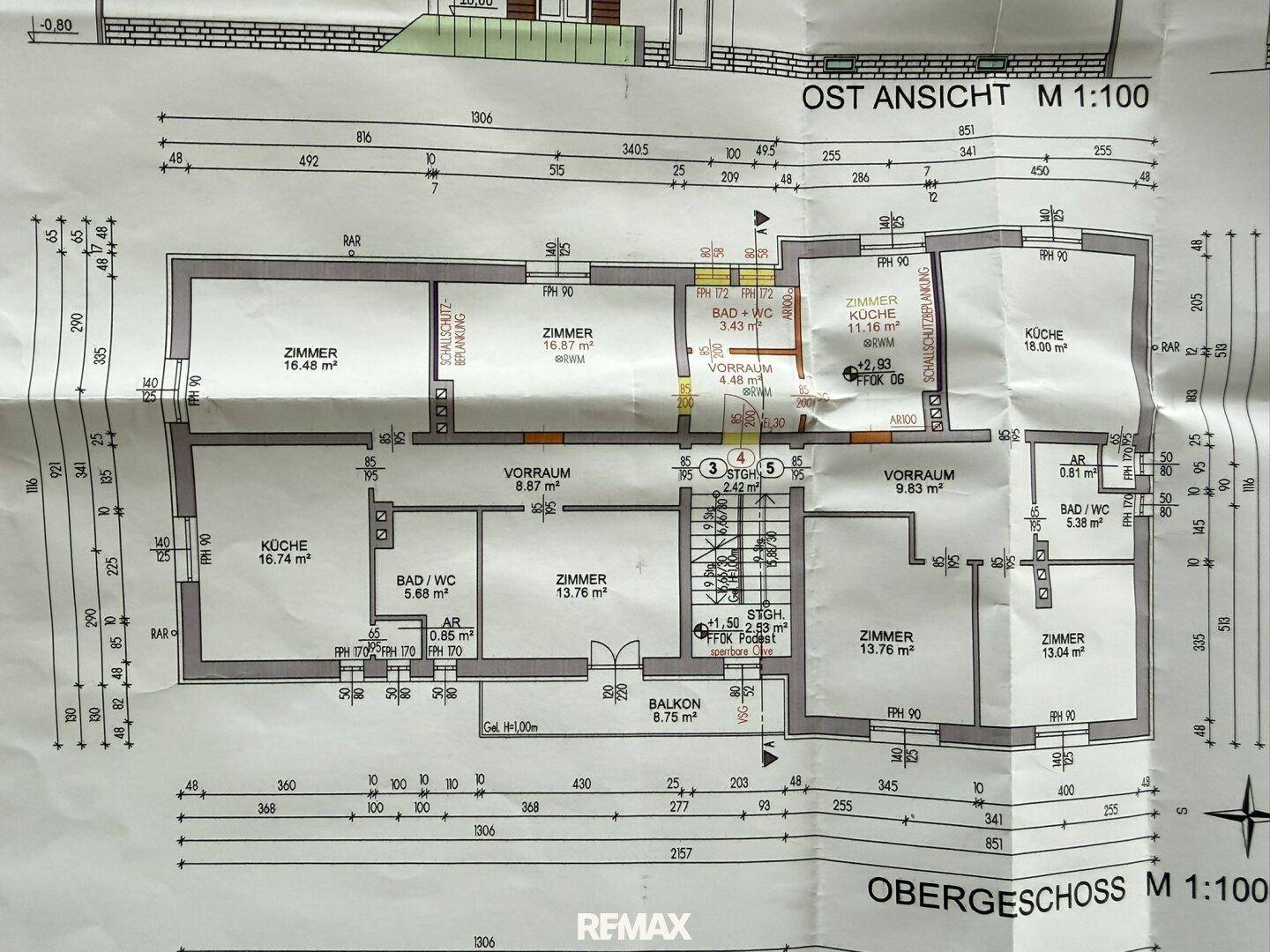 Grundriss des Obergeschosses mit Zimmern, Küchen, Bädern und einem Balkon.