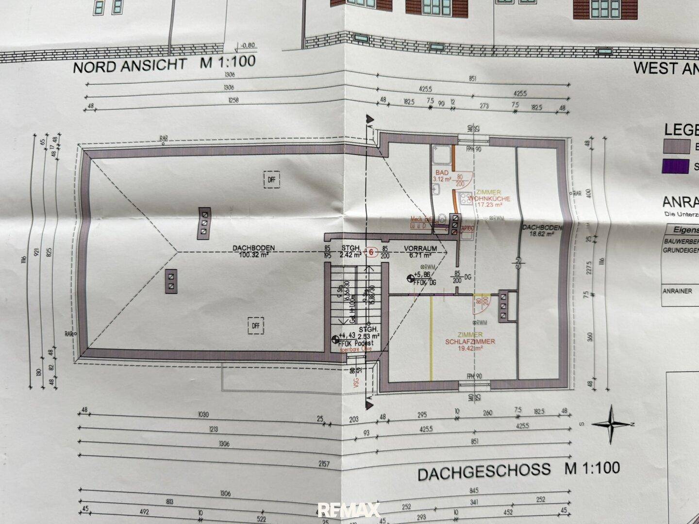 Grundriss des Dachgeschosses mit mehreren Zimmern, einem Bad und großem Dachbodenbereich.