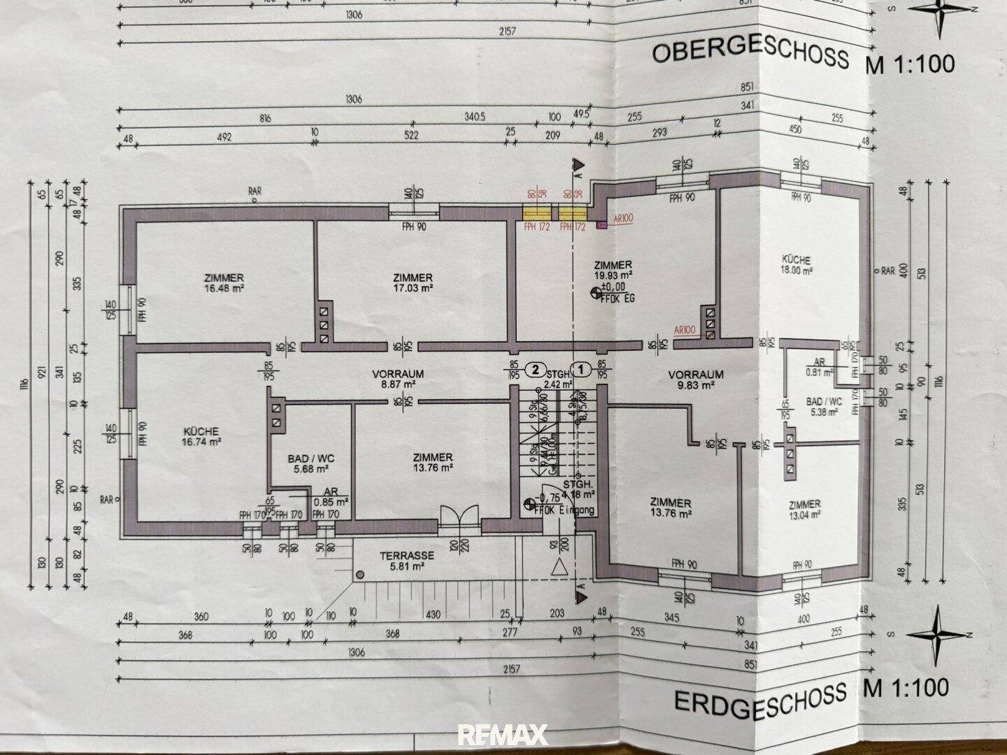 Grundriss des Erd- und Obergeschosses mit Zimmern, Küchen, Bädern und einer Terrasse.