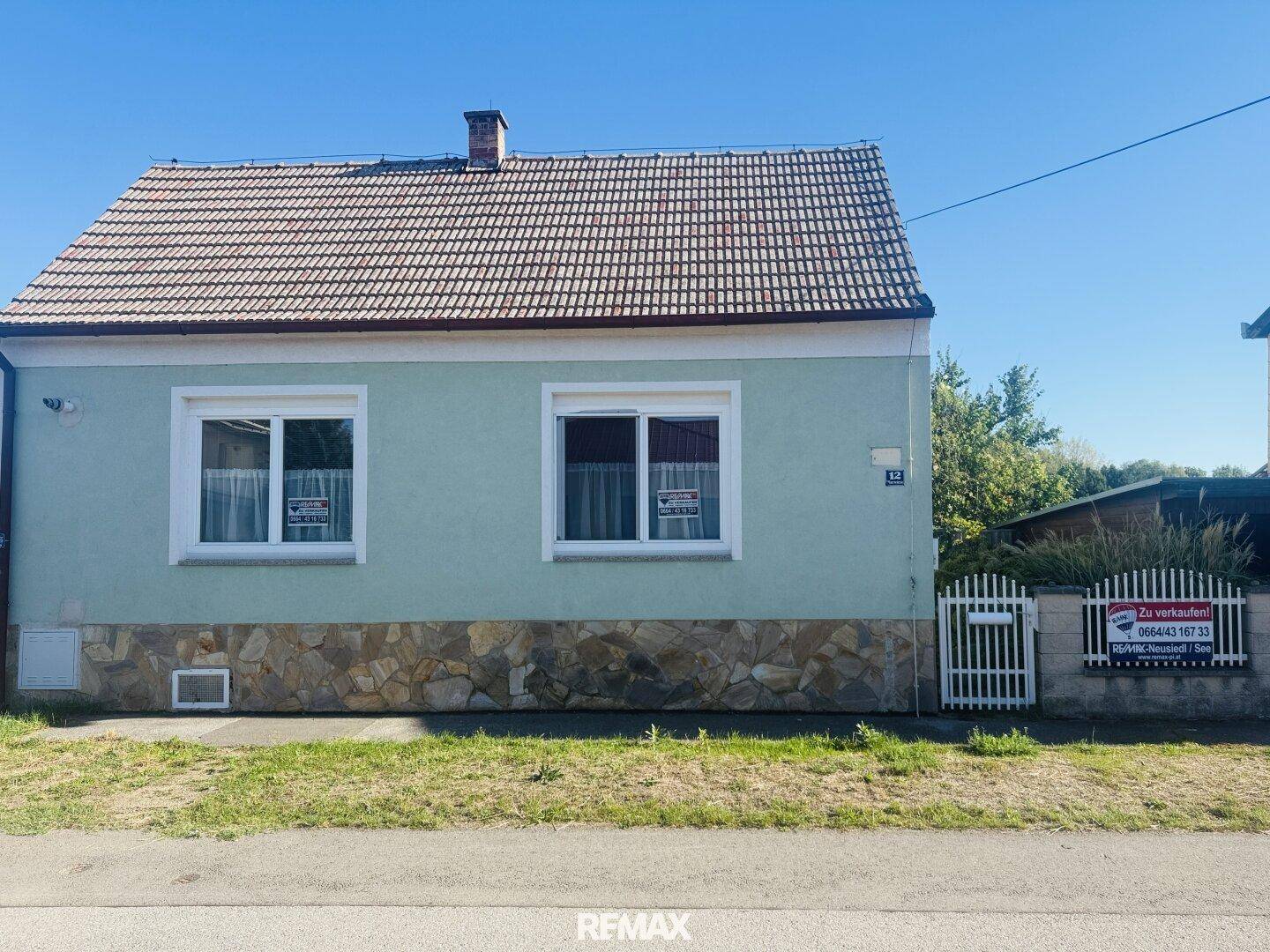 Vorderansicht des Hauses mit gepflegter Fassade und kleinem Vorgartenbereich.