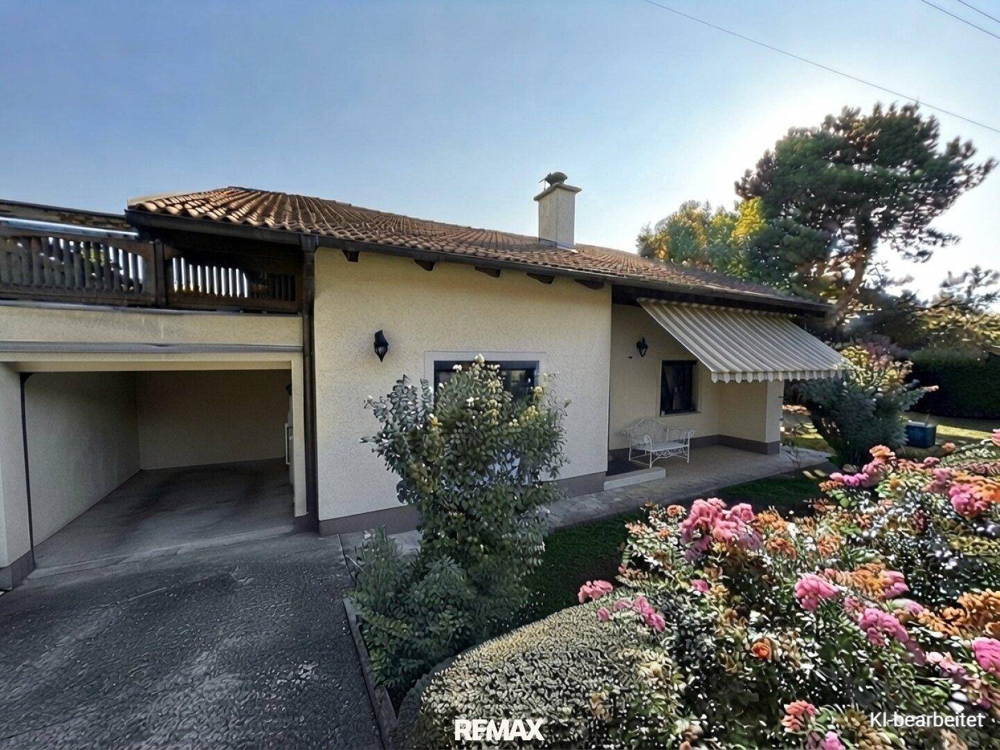 Charmantes Einfamilienhaus mit gepflegtem Vorgarten, Markise und integrierter Garage.