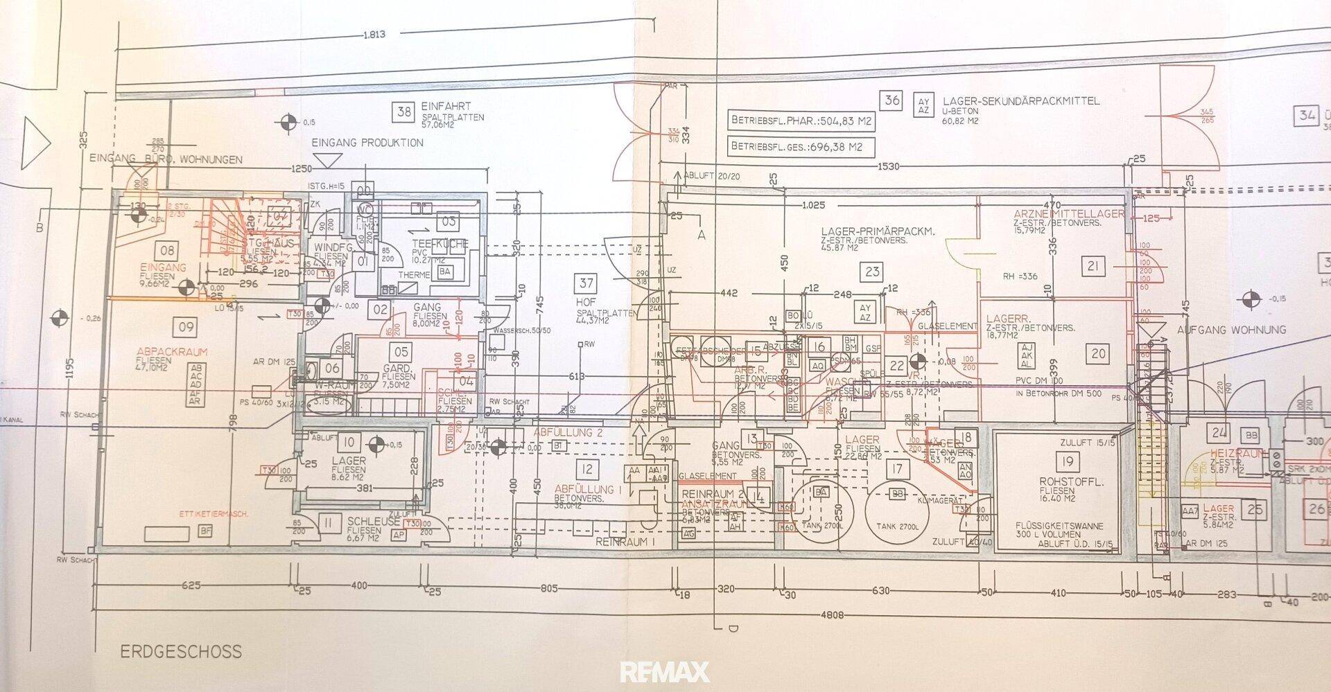 Detaillierter architektonischer Grundriss mit Maßen und Raumbezeichnungen für das Erdgeschoss.