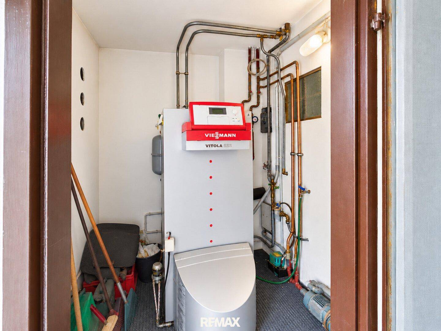 Heizungsraum mit einem Viessmann-Heizsystem und sichtbaren Rohrleitungen, gut organisiert.