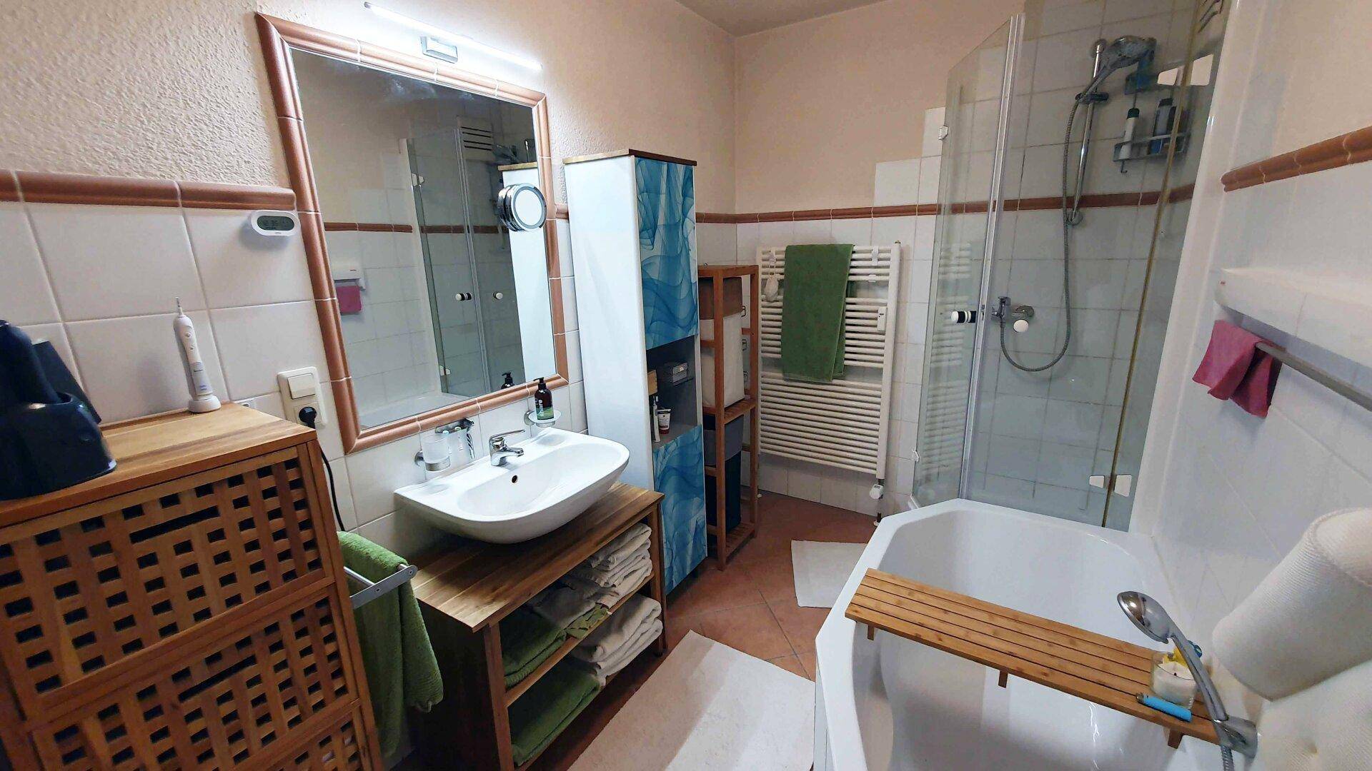 Bad, 4-Zimmerwohnung mit Stellplatz Niederndorf