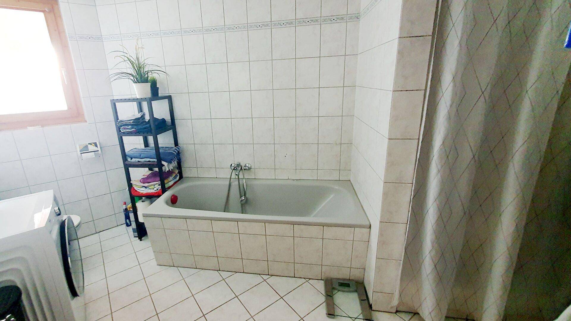 Bad mit Dusche/WC und Wanne (Ebene 2), Gepflegte Maisonette-Wohnung auf 3 Ebenen